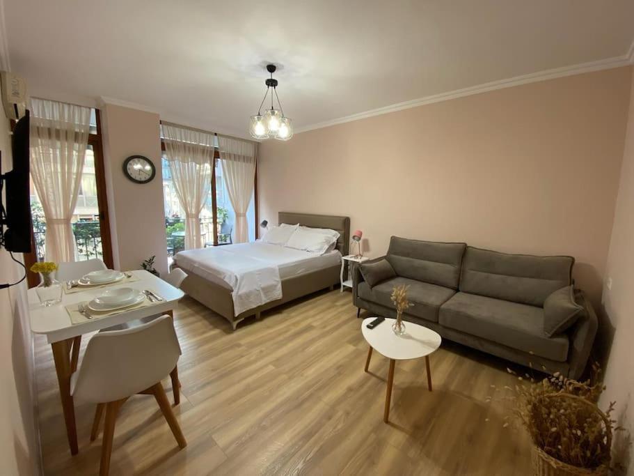 Mimosa'S Apartment With Lovely Balcony Tirana Kültér fotó