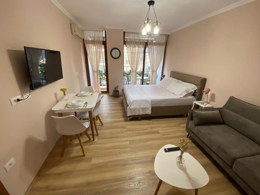 Mimosa'S Apartment With Lovely Balcony Tirana Kültér fotó